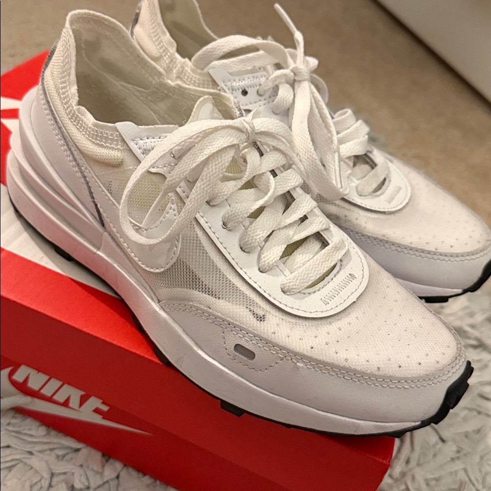 Nike Women’s White Waffle Ones - Picture 7 of 7
